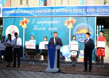 Шымкент: мәслихат хатшысы жаңа оқу жылына сәттілік тіледі