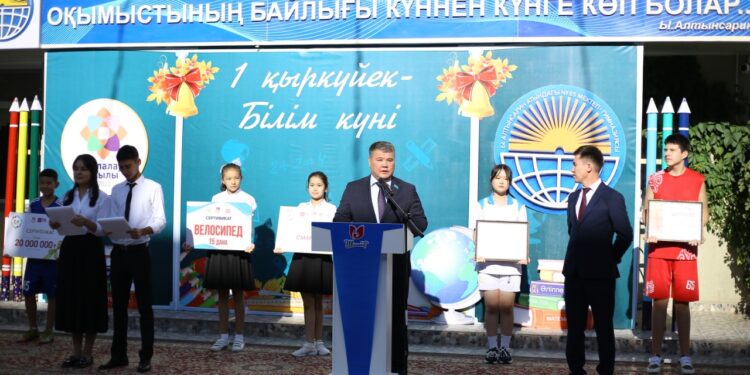 Шымкент: мәслихат хатшысы жаңа оқу жылына сәттілік тіледі