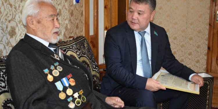 ШЫМКЕНТ МӘСЛИХАТЫ АРДАГЕРЛЕРДІ ҚАРТТАР КҮНІМЕН ҚҰТТЫҚТАДЫ