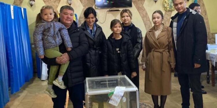 ШЫМКЕНТТЕ ҚАЛАЛЫҚ МӘСЛИХАТ ХАТШЫСЫ САЙЛАУҒА ОТБАСЫМЕН БІРГЕ КЕЛІП, ӨЗ ТАҢДАУЫН ЖАСАДЫ