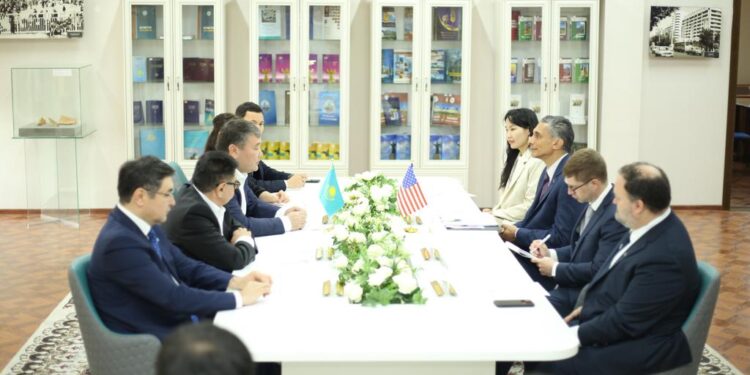 Бүгін Алматыдағы АҚШ Бас консулдығының мүшелері жаңадан сайланған Шымкент қаласы мәслихатының депутаттарымен кездесті.