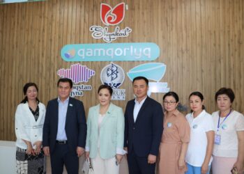 Сенатт депутаттары Нұрлан Бекназаров пен Айгүл Қапбарова аутизм және басқа да ақыл-ой кемістігі бар балаларға арналған «Қамқорлық»орталығына барды.