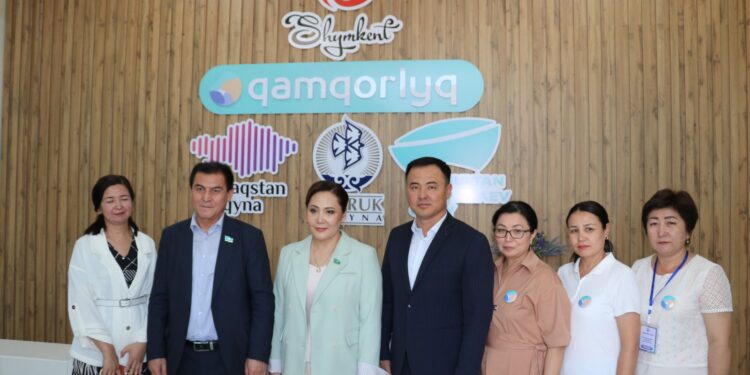 Сенатт депутаттары Нұрлан Бекназаров пен Айгүл Қапбарова аутизм және басқа да ақыл-ой кемістігі бар балаларға арналған «Қамқорлық»орталығына барды.