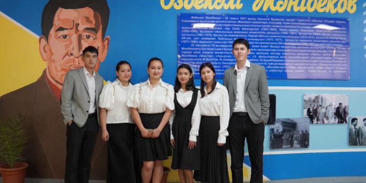 ТҮРКІСТАН: Бір сыныпта оқитын 6 егіз бала мектеп бітірді