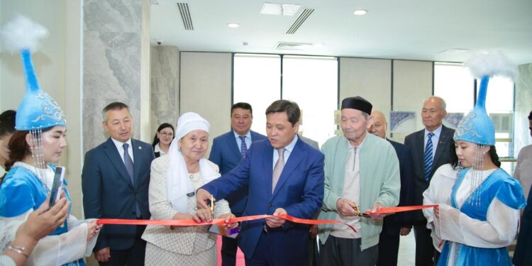 ТҮРКІСТАН ОБЛЫСТЫҚ КІТАПХАНАСЫНДА «ӨЗБЕКӘЛІ ЖӘНІБЕК» ЗАЛЫ АШЫЛДЫ