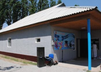 ТҮРКІСТАН: Созақтық түлектер бір жанұяға тұрғын үй тарту етті