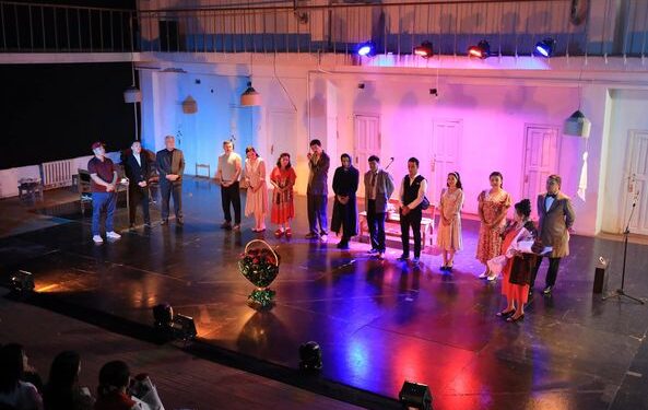 ТҮРКІСТАН: ЖЕТІСАЙ ДРАМА ТЕАТРЫНДА «ҚАЙДАСЫҢ, ГАУҺАР?» ҚОЙЫЛЫМЫНЫҢ ПРЕМЬЕРАСЫ ӨТТІ