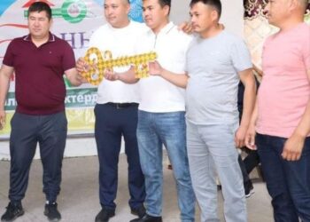 ТҮРКІСТАН: Ордабасылық түлектер бір отбасына баспана сыйлады