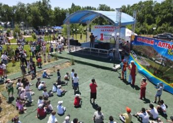 ТҮРКІСТАН: СОЗАҚТА БАЛАЛАРДЫҢ МЕРЕКЕСІ СӘН-САЛТАНАТЫМЕН АТАЛЫП ӨТТІ