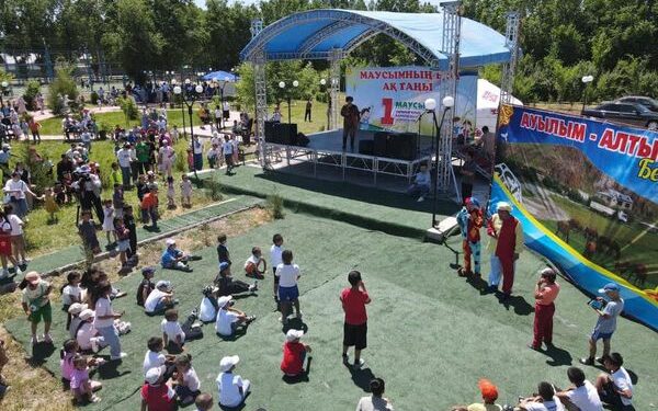 ТҮРКІСТАН: СОЗАҚТА БАЛАЛАРДЫҢ МЕРЕКЕСІ СӘН-САЛТАНАТЫМЕН АТАЛЫП ӨТТІ