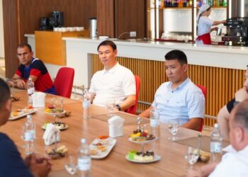 ДАРХАН САТЫБАЛДЫ ЖАС КӘСІПКЕРЛЕРМЕН ЕРКІН ФОРМАТТА КЕЗДЕСТІ