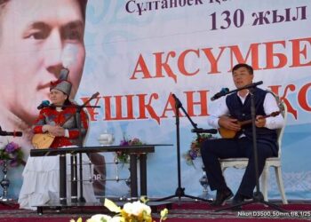 ТҮРКІСТАН: СҰЛТАНБЕК ҚОЖАНОВТЫҢ ТУҒАН АУЫЛЫ АҚСҮМБЕДЕ АҚЫНДАР АЙТЫСЫ ӨТТІ