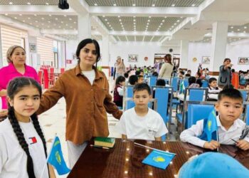 ТҮРКІСТАН ОБЛЫСЫНДА 8 ТІЛ БІЛЕТІН ЖАС ПОЛИГЛОТ ТҰРАДЫ