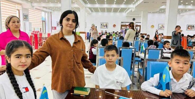 ТҮРКІСТАН ОБЛЫСЫНДА 8 ТІЛ БІЛЕТІН ЖАС ПОЛИГЛОТ ТҰРАДЫ