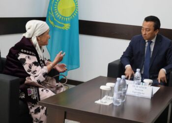 ТӨЛЕБИ: АУДАН ӘКІМІ ТҰРҒЫНДАРДЫ ЖЕКЕ МӘСЕЛЕЛЕРІ БОЙЫНША ҚАБЫЛДАДЫ