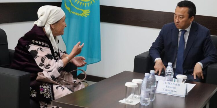 ТӨЛЕБИ: АУДАН ӘКІМІ ТҰРҒЫНДАРДЫ ЖЕКЕ МӘСЕЛЕЛЕРІ БОЙЫНША ҚАБЫЛДАДЫ