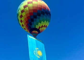 ТҮРКІСТАН: КЕЛЕСТЕ МЕМЛЕКЕТТІК ТУ ӘУЕ ШАРЫ АРҚЫЛЫ БИІКТЕ ЖЕЛБІРЕДІ