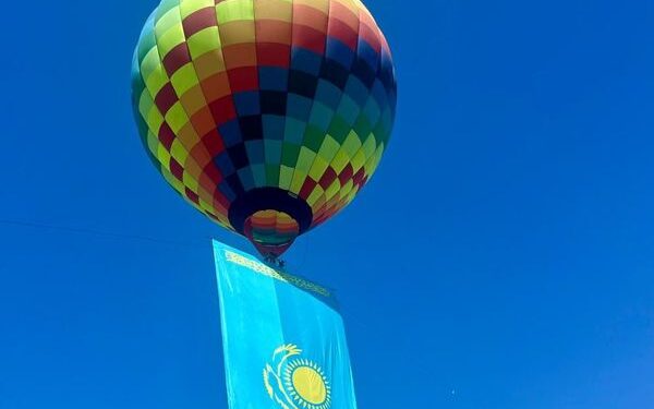 ТҮРКІСТАН: КЕЛЕСТЕ МЕМЛЕКЕТТІК ТУ ӘУЕ ШАРЫ АРҚЫЛЫ БИІКТЕ ЖЕЛБІРЕДІ