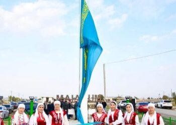 ТҮРКІСТАН ӨҢІРІНІҢ ОТАНШЫЛ ТҮЛЕКТЕРІ АУЫЛДАРЫНА «РӘМІЗДЕР» АЛАҢЫ МЕН ТУТҰҒЫРЛАР ТАРТУ ЕТІП ЖАТЫР