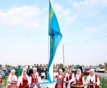 ТҮРКІСТАН ӨҢІРІНІҢ ОТАНШЫЛ ТҮЛЕКТЕРІ АУЫЛДАРЫНА «РӘМІЗДЕР» АЛАҢЫ МЕН ТУТҰҒЫРЛАР ТАРТУ ЕТІП ЖАТЫР