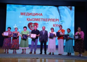 АУДАНДА  МЕДИЦИНА ҚЫЗМЕТКЕРЛЕРІ КҮНІ САЛТАНАТТЫ ТҮРДЕ АТАЛЫП ӨТТІ