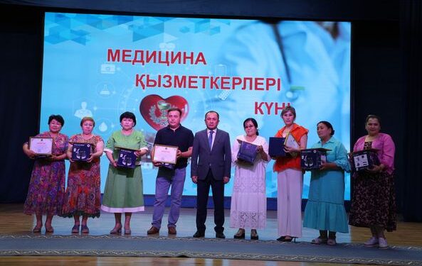 АУДАНДА МЕДИЦИНА ҚЫЗМЕТКЕРЛЕРІ КҮНІ САЛТАНАТТЫ ТҮРДЕ АТАЛЫП ӨТТІ