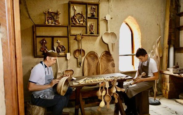 ТҮРКІСТАНДА ҚАЗАҚ ҚОЛӨНЕРІ ЖАНДАНА ТҮСТІ