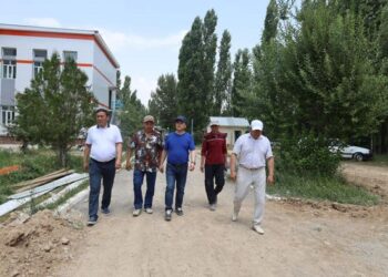 ТҮРКІСТАН: ТӨЛЕБИДЕ ДЕНСАУЛЫҚ НЫСАНДАРЫ САЛЫНЫП, МЕКТЕПТЕР ЖАҢАРУДА