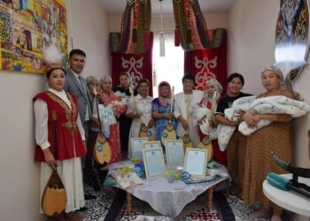 ТҮРКІСТАН: АССАМБЛЕЯ ЖАНЫНДАҒЫ АНАЛАР КЕҢЕСІ ЖАҢА ТУҒАН СӘБИЛЕРГЕ ДОМБЫРА СЫЙЛАДЫ