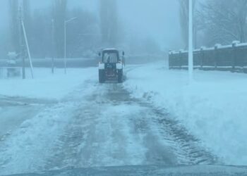 ТӨЛЕБИ АУДАНЫНДА ҚАР ТАЗАЛАУ ЖҰМЫСТАРЫ ҚАРҚЫНДЫ ЖҮРГІЗІЛУДЕ