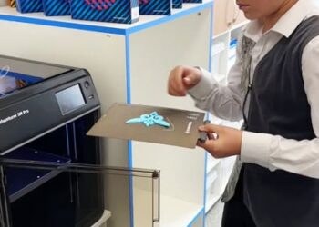 Түркістандық «Келешек мектеп» оқушылары жасанды интеллект арқылы киім бөлшектерінің 3D моделін әзірлеуді меңгеруде