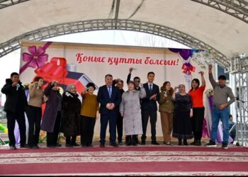 Созақ ауданында Тәуелсіздік мерекесі қарсаңында әлеуметтік маңызы зор оқиға: ондаған отбасыға жаңа баспана кілті табысталды