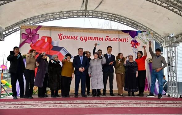 Созақ ауданында Тәуелсіздік мерекесі қарсаңында әлеуметтік маңызы зор оқиға: ондаған отбасыға жаңа баспана кілті табысталды