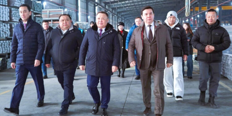 ТҮРКІСТАН: Парламент депутаттары өндірістік және әлеуметтік нысандармен танысты