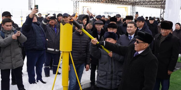 ТҮРКІСТАН: СОЗАҚ АУДАНЫ АЛҒАШ РЕТ ТАБИҒИ ГАЗ ЖЕЛІСІНЕ ҚОСЫЛЫП, ТҰРҒЫНДАР «КӨГІЛДІР ОТЫНМЕН» ҚАМТЫЛДЫ