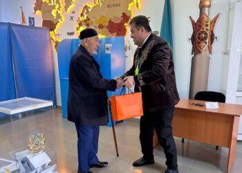 ТҮРКІСТАН: САЙРАМДА МЕМЛЕКЕТ ЖӘНЕ ҚОҒАМ ҚАЙРАТКЕРІ РОЗАҚҰЛ ХАЛМҰРАДОВ ДАУЫС БЕРДІ