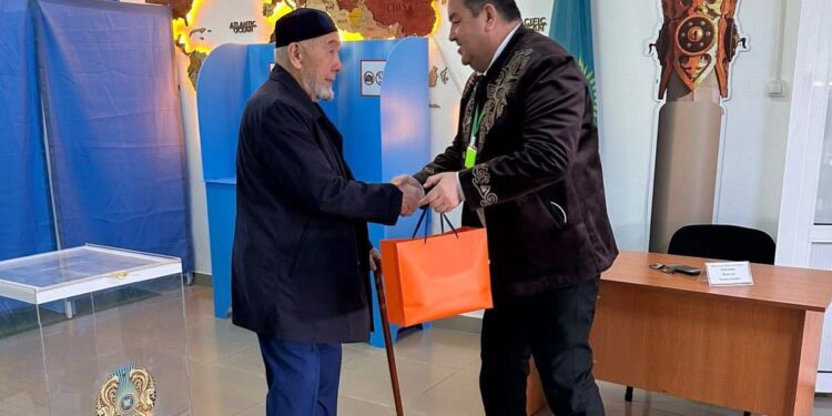 ТҮРКІСТАН: САЙРАМДА МЕМЛЕКЕТ ЖӘНЕ ҚОҒАМ ҚАЙРАТКЕРІ РОЗАҚҰЛ ХАЛМҰРАДОВ ДАУЫС БЕРДІ