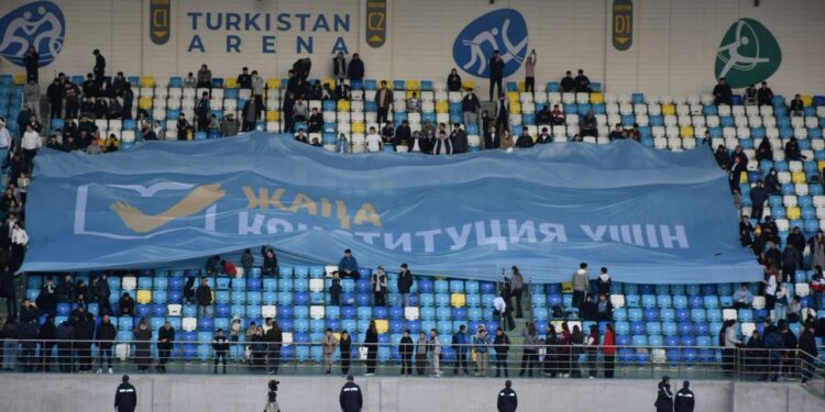 ТҮРКІСТАНДАҒЫ СТАДИОНДА 7 МЫҢ АДАМ РЕФЕРЕНДУМҒА ҚОЛДАУ КӨРСЕТТІ