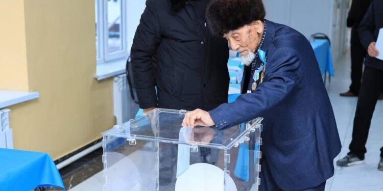 ТҮРКІСТАН: САЙРАМДА ҰЛЫ ОТАН СОҒЫСЫНЫҢ АРДАГЕРІ АХМЕДЖАН АНАРТАЕВ РЕФЕРЕНДУМДА ДАУЫС БЕРДІ