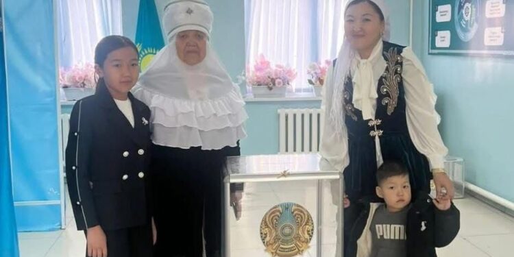 ТҮРКІСТАН: КЕНТАУДА «ҮЗДІК КЕЛІН– 2025» БАЙҚАУЫНЫҢ ЖЕҢІМПАЗЫ ДИНАРА ОРАЛОВА ОТБАСЫМЕН БІРГЕ ӨЗ ТАҢДАУЫН ЖАСАДЫ