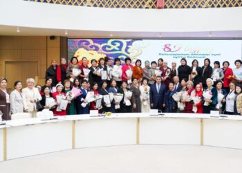 ТҮРКІСТАНДА «ӘЛЕМНІҢ ЖАРЫҒЫ – АНА» МЕРЕКЕЛІК КЕШІ ӨТІП, ХАНЫМДАР МЕН АРУЛАРҒА ҚҰРМЕТ КӨРСЕТІЛДІ