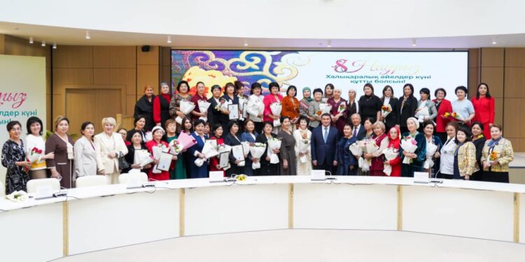 ТҮРКІСТАНДА «ӘЛЕМНІҢ ЖАРЫҒЫ – АНА» МЕРЕКЕЛІК КЕШІ ӨТІП, ХАНЫМДАР МЕН АРУЛАРҒА ҚҰРМЕТ КӨРСЕТІЛДІ