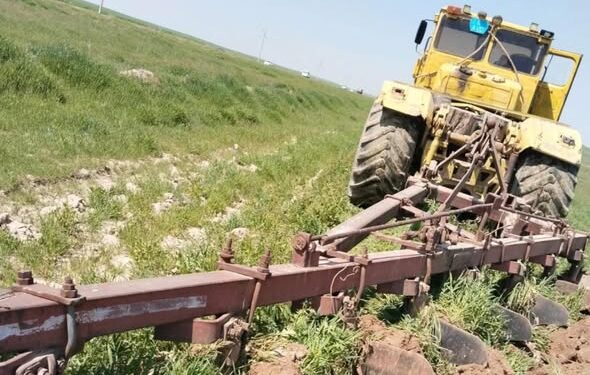 ТҮРКІСТАН ОБЛЫСЫНДА ӨРТ ҚАУІПСІЗДІГІН АРТТЫРУ БОЙЫНША КЕШЕНДІ ЖҰМЫСТАР ҚАРҚЫН АЛДЫ: АВТОМОБИЛЬ ЖОЛДАРЫ БОЙЫНДА МИНЕРАЛДАНҒАН ҚОРҒАНЫС ЖОЛАҚТАРЫ ЖАСАЛУДА