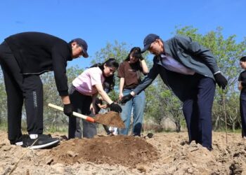 ТҮРКІСТАНДАҒЫ ЭКОЛОГИЯЛЫҚ АКЦИЯДА ХҚТУ ОҚЫТУШЫЛАРЫ МЕН СТУДЕНТТЕРІ 80 ТҮП АҒАШ ЕКТІ