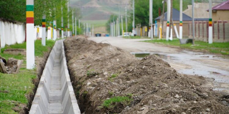 БӘЙДІБЕК: АЛҒАБАС АУЫЛДЫҚ ОКРУГІНДЕ ӘЛЕУМЕТТІК-ИНФРАҚҰРЫЛЫМДЫҚ ДАМУ ЖҰМЫСТАРЫ КЕҢ КӨЛЕМДЕ ЖАЛҒАСУДА