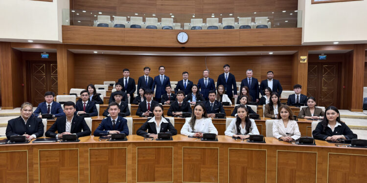 ӘУЕЗОВ ЖАСТАРЫ ПАРЛАМЕНТ МӘЖІЛІСІНДЕ