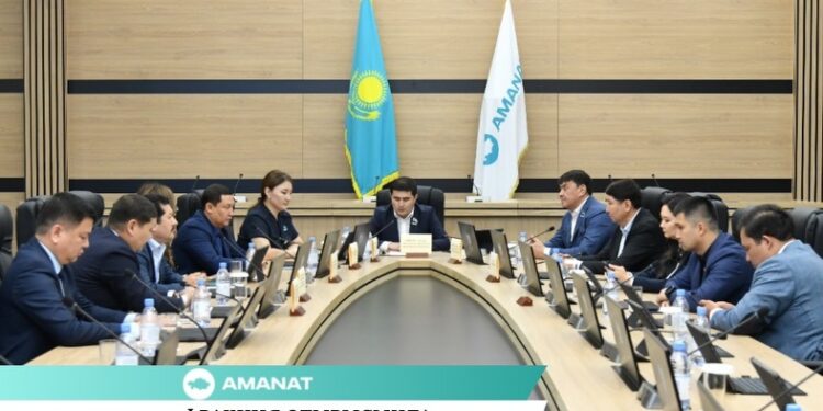 AMANAT: ФРАКЦИЯ ОТЫРЫСЫНДА МАҢЫЗДЫ МӘСЕЛЕЛЕР ҚАРАЛДЫ