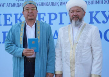 Түркістанда ислам институтының алғашқы түлектеріне салтанатты түрде куәлік табысталды