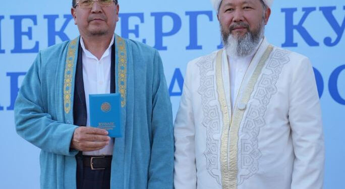 Түркістанда ислам институтының алғашқы түлектеріне салтанатты түрде куәлік табысталды