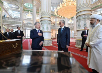 Қасым-Жомарт Тоқаев Өзбекстан Президенті Шавкат Мирзиёевпен бірге Түркістандағы жаңа мешітті аралап көрді